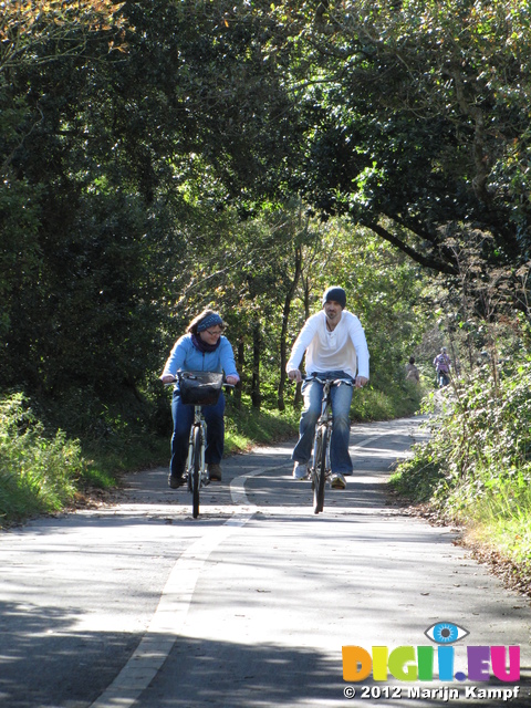 SX24918 Jenni and Chris cycling